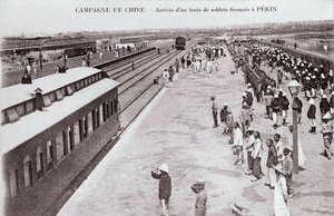 وصول قطار جندي فرنسي إلى بيكين أثناء التصوير الفوتوغرافي للحملة الصينية حوالي 1900-1901 - مجموعة خاصة بواسطة مجهول مجهول