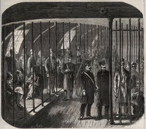 وصول القوات على متن القافلة من تولون إلى كايين (غيانا) بموجب المرسوم الصادر في 8 ديسمبر 1851. نقش في "Histoire des bagnes من إنشائها إلى أيامنا هذه" (1877) بواسطة Pierre Zaccone (1817-1895) (Colonia Penale - Penal co بواسطة مجهول مجهول