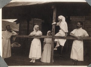 الحرب العالمية الأولى 1914-1918: ممرضات وأطباء يرتدون بلوزة يتحدثون في كوفيل ، مانش ، نورماندي السفلى (باس نورماندي) ، فرنسا. صورة مجهولة ، يوليو 1917. مجموعة خاصة ، ستيلا. بواسطة مجهول مجهول
