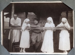 الحرب العالمية الأولى 1914-1918: ممرضات في بلوزة مضحكة مع جنود وطبيب في كوفيل ، مانش ، نورماندي السفلى (نورماندي السفلى) ، فرنسا. صورة مجهولة ، يوليو 1917. مجموعة خاصة ، ستيلا. بواسطة مجهول مجهول