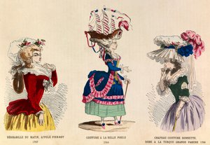 من اليسار إلى اليمين: Deshabille du matin تسمى Pierrot في عام 1787 ؛ تصفيفة الشعر لا بيل شول في عام 1780 ؛ قبعة ولبس قبعة تركية رائعة الزينة عام 1786 - مجموعة خاصة بواسطة مجهول مجهول