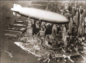 LZ127 غراف زيبلين في نيويورك 1929 - LZ127 غراف زيبلين فوق نيويورك بواسطة مجهول مجهول