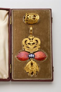 وسام الصوف الذهبي: صوف ذهبي إسباني - شارة تعود إلى آرثر ويليسلي (1769-1852) - أوفيرز - صُنع بواسطة هاملت (لندن) - الظهور الأول للقرن التاسع عشر - الذهب والإيمال - الارتفاع: 7.8 سم ؛ W: 5.6 سم ؛ الوزن: 38 جرام - العلبة الأصلية من اللون العنابي بواسطة مجهول مجهول