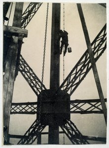 رسام على برج إيفل عام 1889 ، باريس بواسطة مجهول مجهول