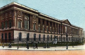 باريس: منظر خارجي لرواق اللوفر الذي بناه كلود بيرولت (1613-1688). صورة عام 1920 في "" ألبوم فني "لمدينة باريس. مجموعة خاصة. بواسطة مجهول مجهول