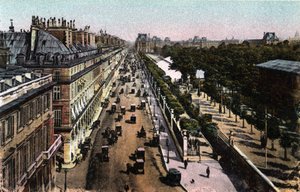 باريس: منظر لحركة المرور في شارع ريفولي باتجاه متحف اللوفر. صورة عام 1920 في "" ألبوم فني "لمدينة باريس. مجموعة خاصة. بواسطة مجهول مجهول