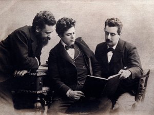 صورة (من اليسار إلى اليمين) ألبرتو فرانشتي (1860-1942) ، بيترو ماسكاني (1863-1945) وجياكومو بوتشيني (1858-1924) صورة فوتوغرافية للملحنين الإيطاليين. 1900 كاليفورنيا. مجموعة خاصة بواسطة مجهول مجهول