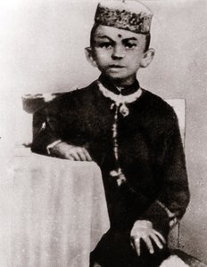صورة للزعيم السياسي المهندس كرمشاند غاندي (1869-1948) طفل - تصوير حوالي عام 1875 بواسطة مجهول مجهول