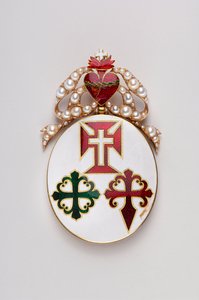 البرتغال - شريط الصليب الكبير للأوامر الثلاثة: من المحتمل أن تكون شارة Grand Cross للأوامر الثلاثة ملكًا لماري II of Bragance (1819-1853) ، ملكة البرتغال - نموذج للسيدة - 1800-1850 - ذهبي مع Emals and Pearls - H: 8 سم ؛ W: 4.7 سم ؛ الوزن: 44 جرام - بواسطة مجهول مجهول