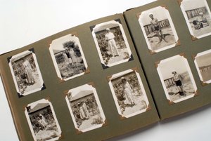 لا تزال حياة ألبوم صور (فوتوغرافي) حوالي عام 1925. بواسطة مجهول مجهول