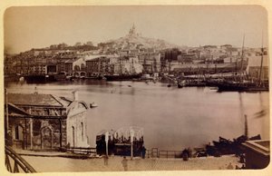 مدينة مرسيليا ومحيطها حوالي 1885-1890: الميناء القديم و Notre Dame de la Garde ، Private Collection بواسطة مجهول مجهول
