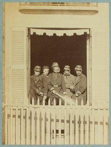 هيئة الأركان العامة في ساحة فاندوم أثناء الكومونة، حوالي 1871 (صورة بالأبيض والأسود) بواسطة مجهول مجهول