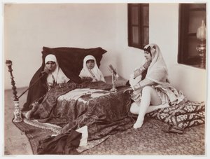 سيدات يتركن في الحريم (صورة زلال فضية)