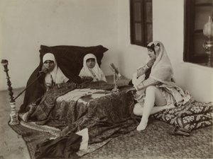 السيدات يستريحن في الحريم ، أواخر القرن التاسع عشر (صورة زخرفية فضية)