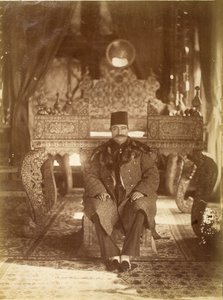 نصر الدين شاه جالسًا أمام عرش الطاووس ، قصر جولستان ، طهران