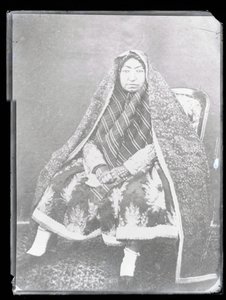 بورتريه الاستوديو: والدة ناصر الدين شاه ، مهد الأولياء (b / w photo)