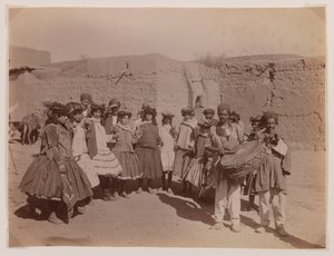 مجموعة من النساء يرقصن في زي القبائل (طبعة زينية فضية)