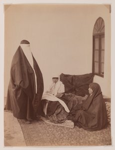 امرأتان محجبة وطفل (صورة زخرفية فضية)