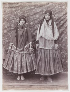 امرأتان بالزي القبلي (طبعة زينية فضية)