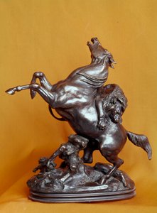 أسد يهاجم حصان منحوت من البرونز لأنطوان لويس باري (1795-1875) من القرن التاسع عشر. باريس ، متحف اللوفر