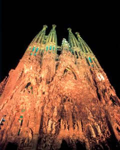 المؤلف: GAUDI i CORNET، Antoni (1852-1926). العنوان: Sagrada Familia. 1884-1926 (إسباني) .. التقنية: هندسة معمارية. المتحف / الموقع: إسبانيا. كاتالونيا. برشلونة. برشلونة. كنيسة تكفير العائلة المقدسة. Fachada del Nacimiento. (الأسبانية). بواسطة انطونيو جودي