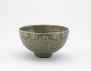 وعاء تقديم على طراز أواني Longquan ، وعاء التقديم (هاتشي) ، أوائل القرن التاسع عشر (خزف حجري بزجاج سيلادون) بواسطة أوكي (Attr. To) Mokubei