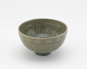 وعاء تقديم على طراز أواني Longquan ، وعاء التقديم (هاتشي) ، أوائل القرن التاسع عشر (خزف حجري بزجاج سيلادون) بواسطة أوكي (Attr. To) Mokubei
