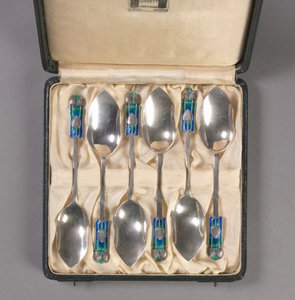 مجموعة من ستة ملاعق في Original Box ، الشركة المصنعة Liberty and Company ، c.1895-1910