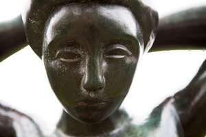 باثر ترتب شعرها بالتفصيل 1930 (برونزي)