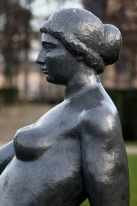 حديقة التويلري ، أريستيد مايول ، فتاة ممدودة ، برونزية ، 1921 ، التفاصيل ، باريس ، فرنسا (صورة) بواسطة أريستيد مايول