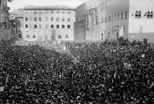تجمع الحشد في بيازا سينيوريا بمناسبة زيارة هتلر وموسوليني في فلورنسا ، 05/1938 (صورة b / w) بواسطة أرماندو بروني