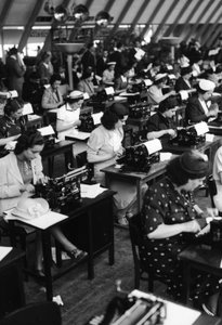 عمال طباعة ، إيطاليا ، 1938 (صفيحة زجاجية) بواسطة أرماندو بروني