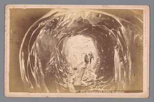أناس في كهف على نهر جريندلفالد الجليدي في سويسرا جريندلفالد. Grotte du Glacier (العنوان على الكائن)