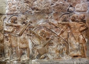 رماة الجيش الآشوريون يحتلون مدينة محصنة ، إغاثة من نمرود ، حوالي 865 قبل الميلاد بواسطة الآشورية