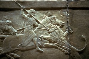الملك Ashurnasirpal II خلال مطاردة الأسد الملكي ، 650-620 قبل الميلاد