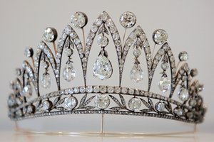 الإمبراطورة جوزفين تيارا ، ج. 1890 بواسطة أغسطس هولمستروم