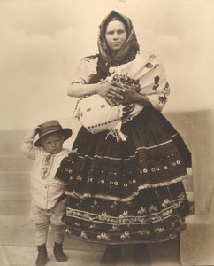المرأة والطفل السلوفاكي ، ج .1910 بواسطة Augustus F. Sherman