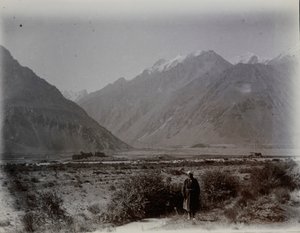 حصون قلعة بنجا من نتوء كوشت سام. منظر بعيد عبر الوادي باتجاه الحصون، والجبال خلفها، 2 سبتمبر 1915 (صورة فوتوغرافية بالأبيض والأسود) بواسطة أوريل شتاين