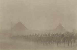 مشاة أسترالية تسير خلال عاصفة ترابية ، تُعرف في مصر باسم خمسين ، 1915 بواسطة مصور استرالي