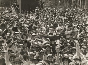 الحشد في مارتن بلاس ، سيدني ، يحتفل بأخبار توقيع الهدنة ، 11 نوفمبر 1918 بواسطة مصور استرالي