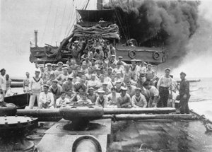 صورة جماعية لبعض أفراد طاقم HMAS غير معروفين في سيدني ، تظهر على سطح السفينة بينما تلاحق سفينتهم كولير Buresk بالقرب من جزيرة كوكوس ، 9 نوفمبر 1914 بواسطة مصور استرالي