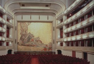 قاعة دار الأوبرا في فيينا تظهر مشهدًا من Orpheus ، دمرت في عام 1945 ، أعيد بناؤها وافتتحت مرة أخرى في عام 1955 بواسطة مصور نمساوي