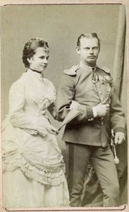 صورة لجيزيل لويز ماري ، أرشيدوقة النمسا وأميرة بافيير (1856-1932) مع الأمير ليوبولد من بافيير (1846-1930). مجموعة صور "" لجنود الأمس "". بواسطة مصور نمساوي