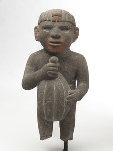 رجل يحمل جراب الكاكاو ، 1440-1521 (حجر بركاني مع آثار صبغة حمراء) بواسطة ازتيك