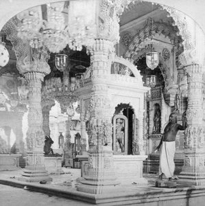 داخل معبد بابولناث ، بومباي ، الهند ، 1901.