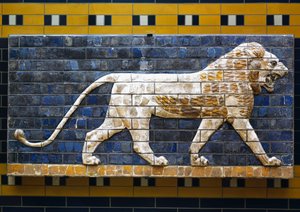 أسد ، تفاصيل من القرميد المزجج يصور حيوانات أسطورية تزين طريق الموكب إلى بوابة عشتار في بابل في عهد نبوخذ نصر الثاني (604-562 قبل الميلاد). الحضارة البابلية في القرنين السابع والسادس قبل الميلاد.