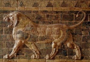 طريق الموكب لبابل تحت حكم نبوخذ نصر الثاني (605-562 قبل الميلاد): تفاصيل بوابة عشتار تصور أسد من الآجر من الفسيفساء. بابل ، العراق. باريس. متحف اللوفر
