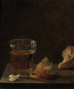 كوب من البيرة ولفة خبز على طاولة