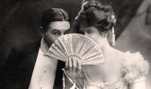 بيلي بورك وفارين سوتار في مشهد من The Belle of Mayfair ، أوائل القرن العشرين.