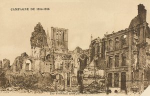 فندق دو فيل بعد القصف ، إبرس ، 1915 بواسطة مصور بلجيكي